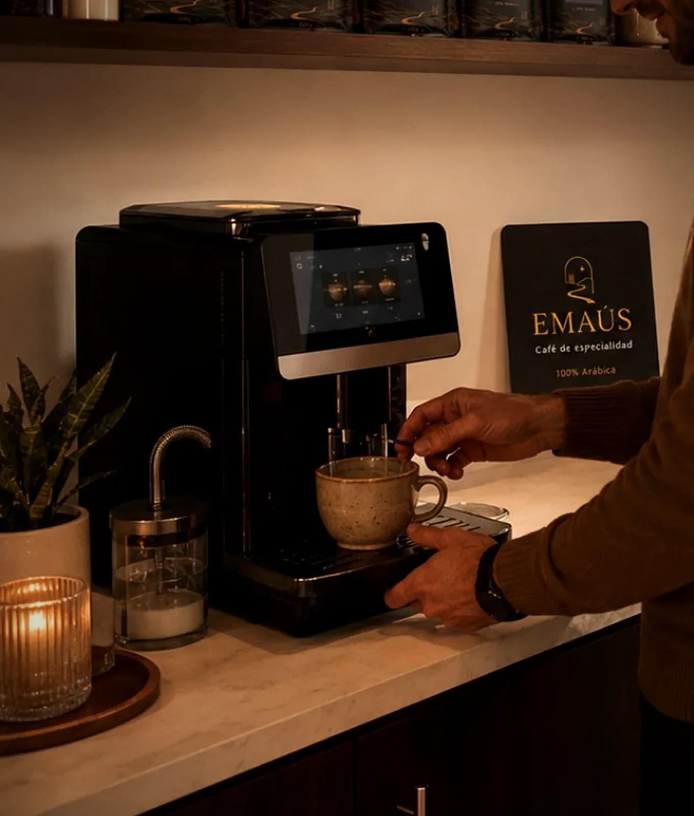 Barista de EMAÚS preparando café