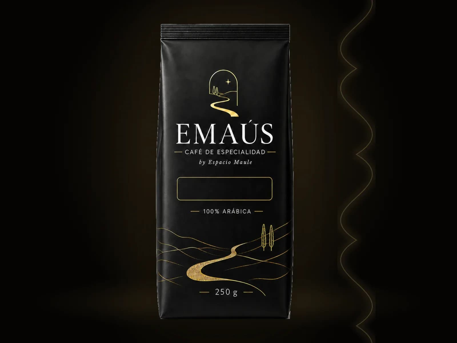 Bolsa y taza de café EMAÚS sobre una mesa
